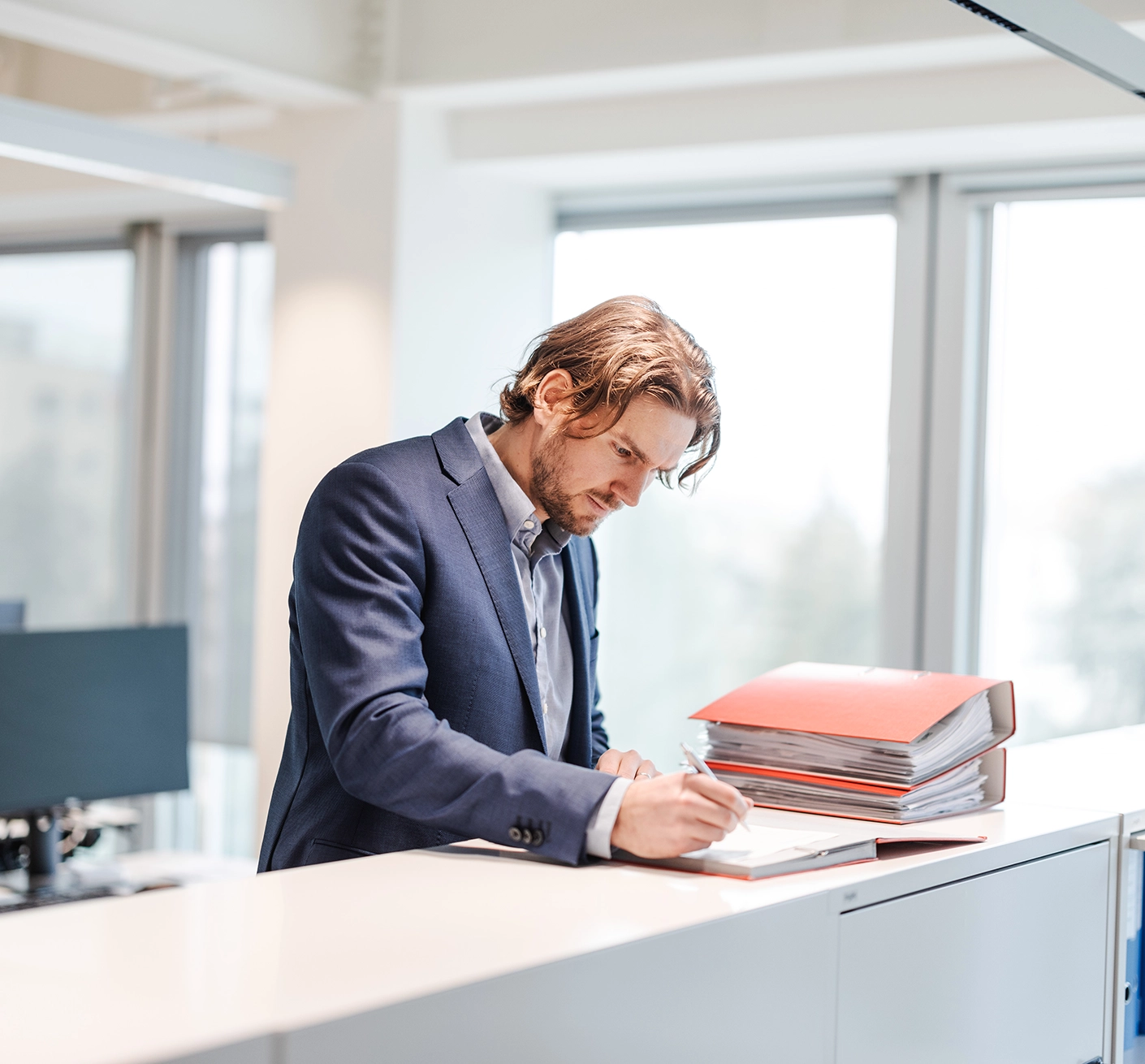 homme ecrivant sur un document service au particulier