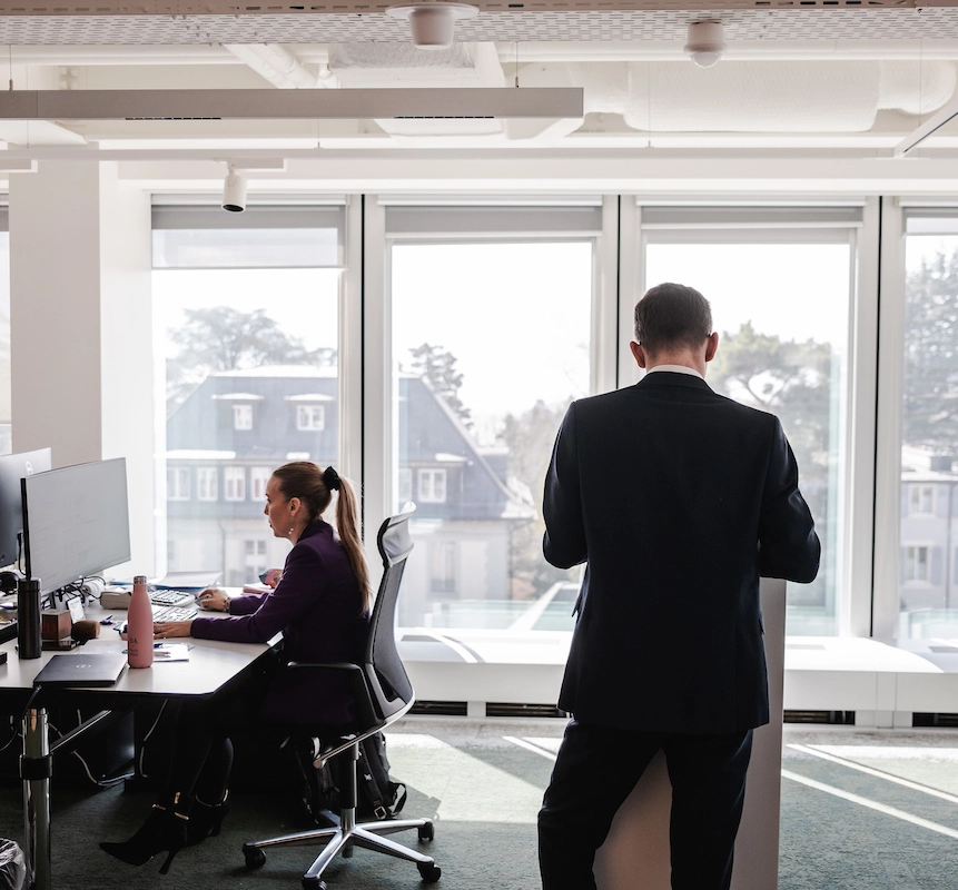 personnes travaillant en open space service aux startups et nouvelles activités