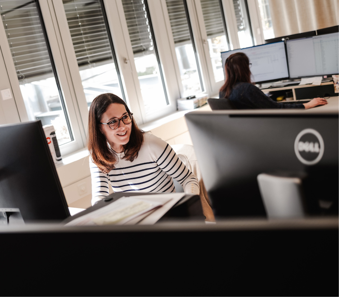 personnes souriante en openspace
